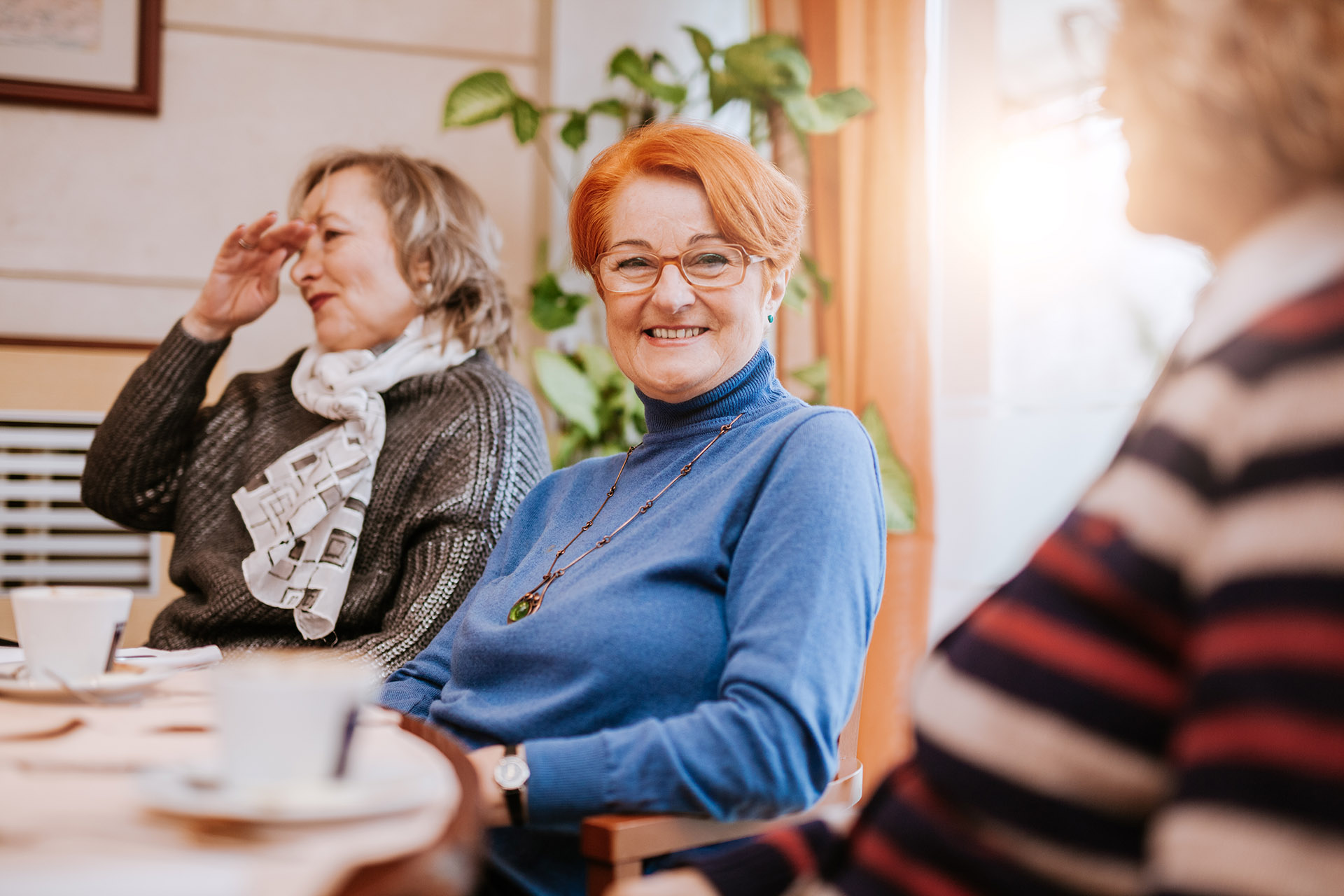 Innostunut seniori kokouksessa